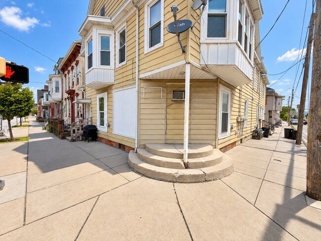 Building Photo - 138 York St
