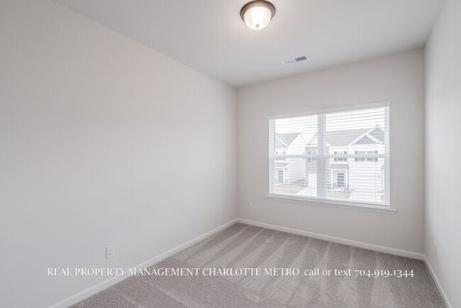 Building Photo - Modern Brand-New Built 3BR Townhome Near Uptown