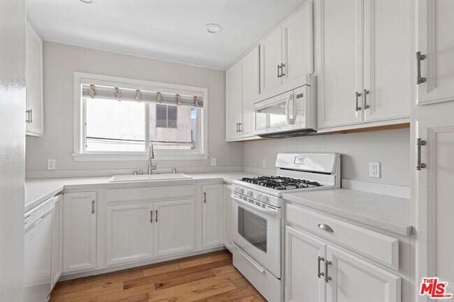 Building Photo - 2438 5th St