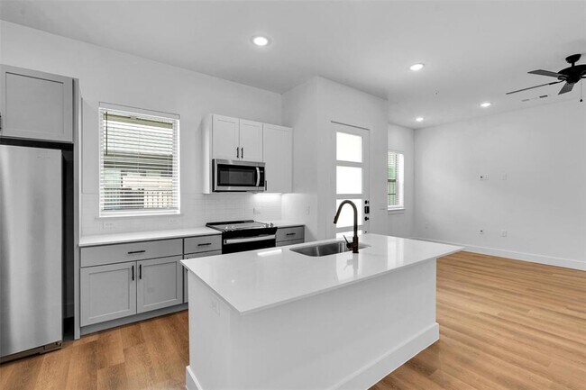 Building Photo - 1438B Forward Dr