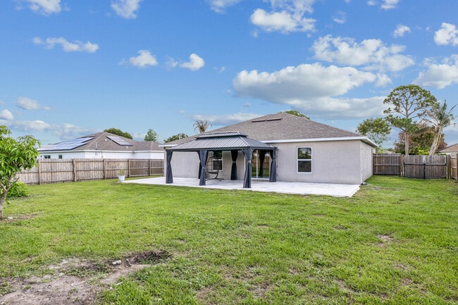Building Photo - 766 SE Academy Ln