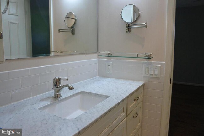 Building Photo - 2113 Kings Mill Ct
