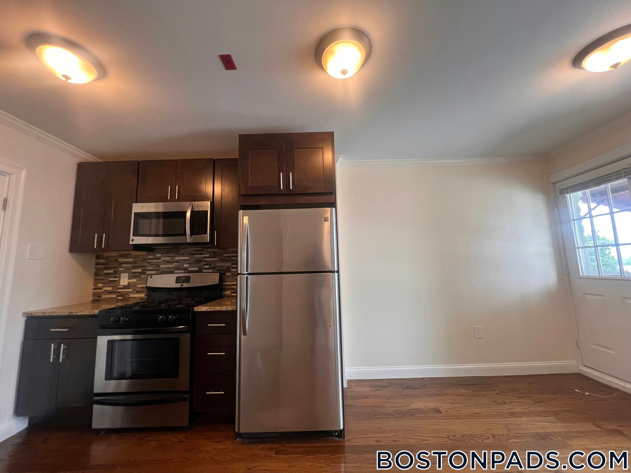 Building Photo - 286 Revere St
