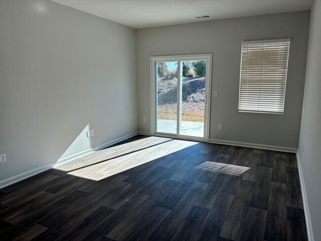 Building Photo - W2045