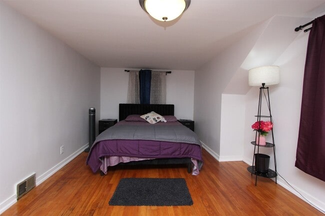 Building Photo - 701 Delano Ave