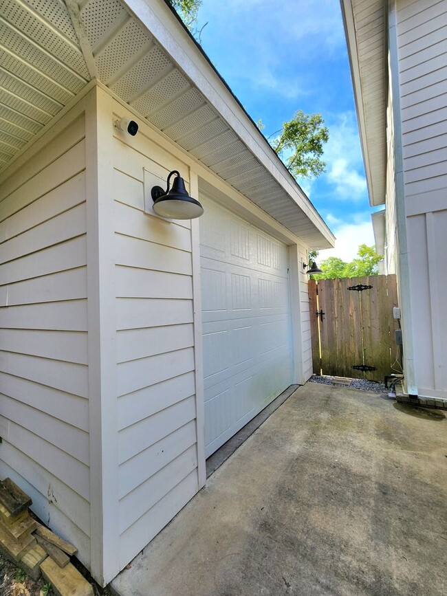 Building Photo - Stunning 2-story Home in the Coveted East Pensacola Heights!