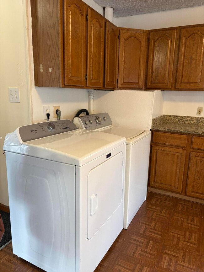 Building Photo - 2866 Golfside Rd