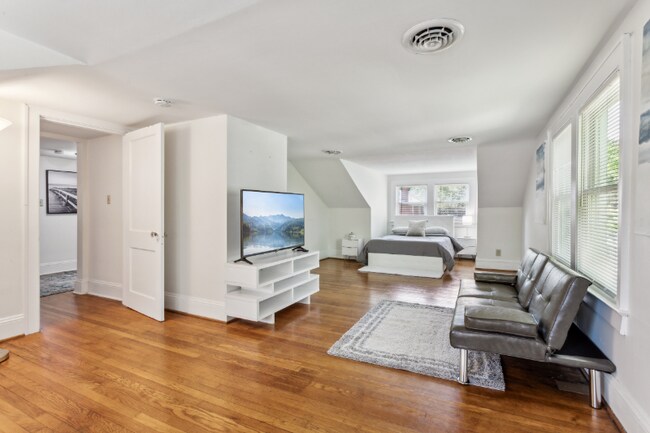 Building Photo - 3426 Kenmore Dr