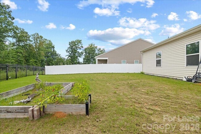 Building Photo - 144 Babbling Brk Dr