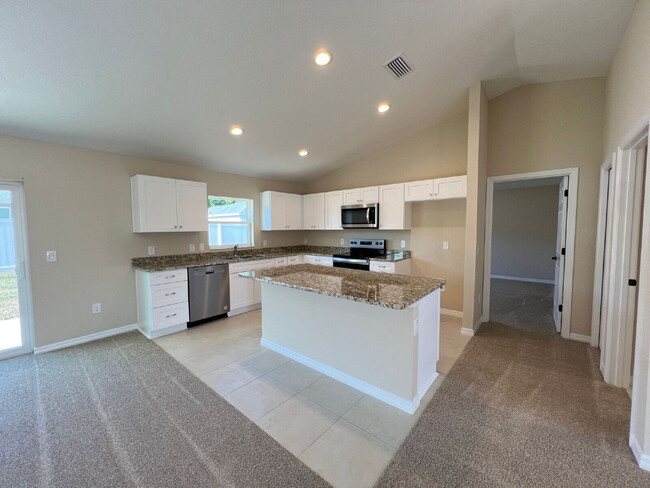 Building Photo - ***MOVE-IN SPECIAL NO APPLICATION FEES****...