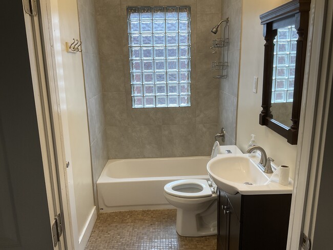 Bathroom unit A - 1643 Ralph David Abernathy Blvd SW