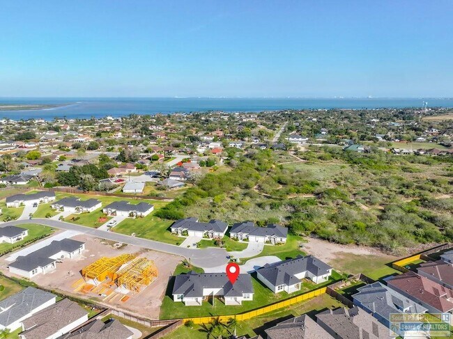 Building Photo - 20 S Bay Hill Dr