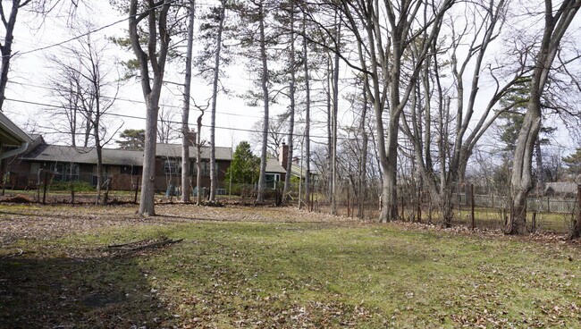 Building Photo - 2364 Pinecrest Ave