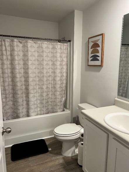 Building Photo - 8183 E Highcroft Dr NE