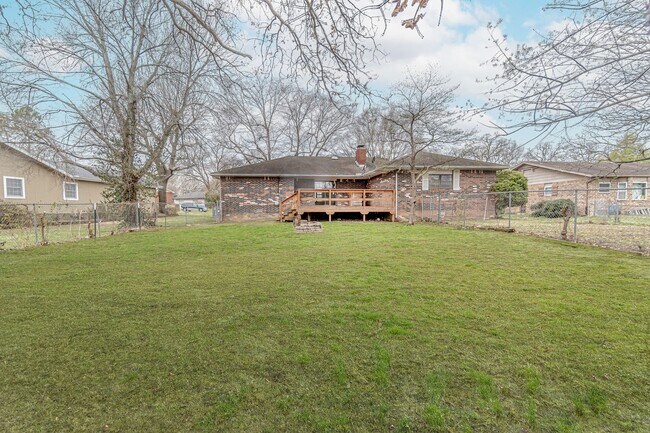 Building Photo - Beautiful home in an established neighborhood with a new roof is waiting for you!