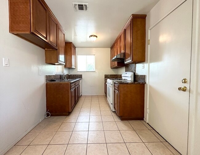 Building Photo - 3 bedroom 1 bathroom home located in Sacra...