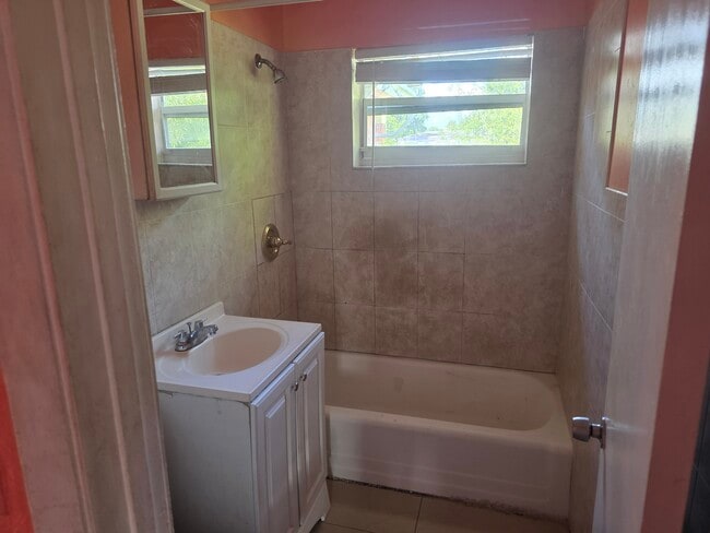 Building Photo - 1543 NW 10th Pl