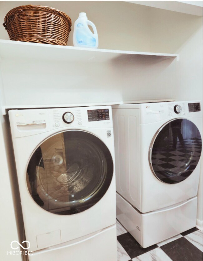 Building Photo - 9502 E 600 S