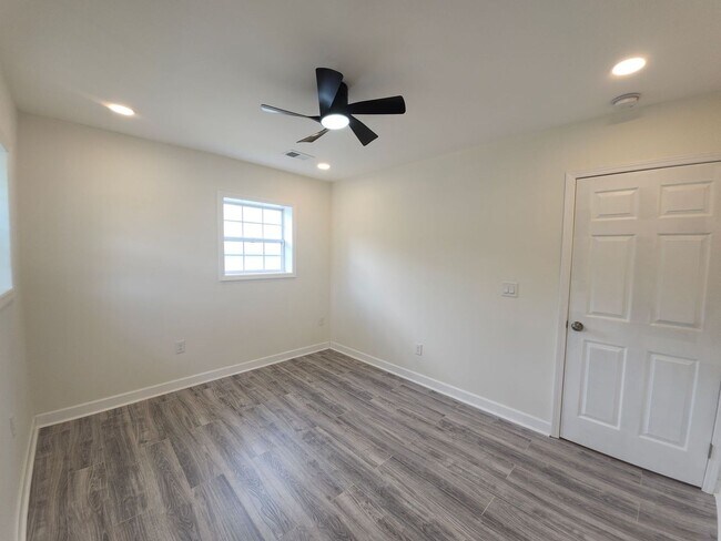 Building Photo - Beautiful 2-Bedroom, 2-Bath Gem in Peoples...