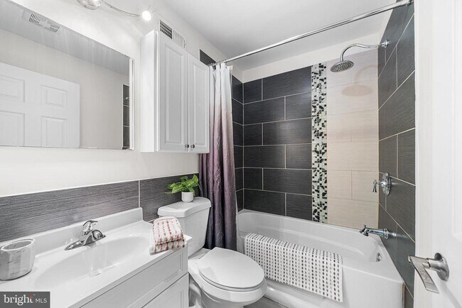 Building Photo - 426 N Holly St