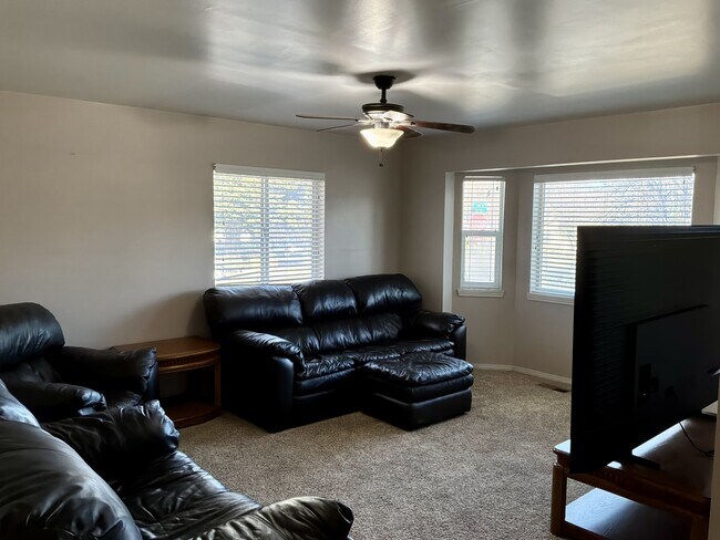 Building Photo - 385 Fir St