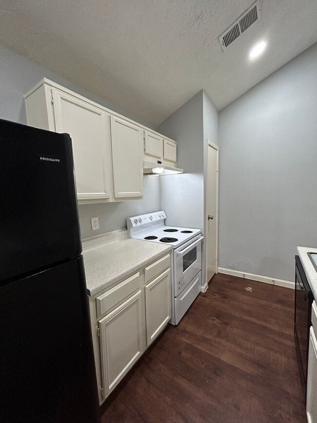 Building Photo - Charming 2 beds/2 baths duplex with privat...