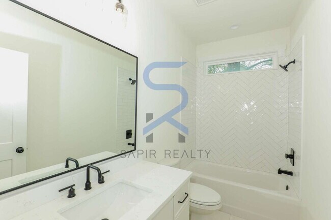 Building Photo - NEW LUXURY 5BR HOME | 10FT CEILINGS | NEAR LAKE LANIER | MOVE-IN READY