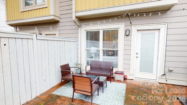 Building Photo - 1007 Park West Dr