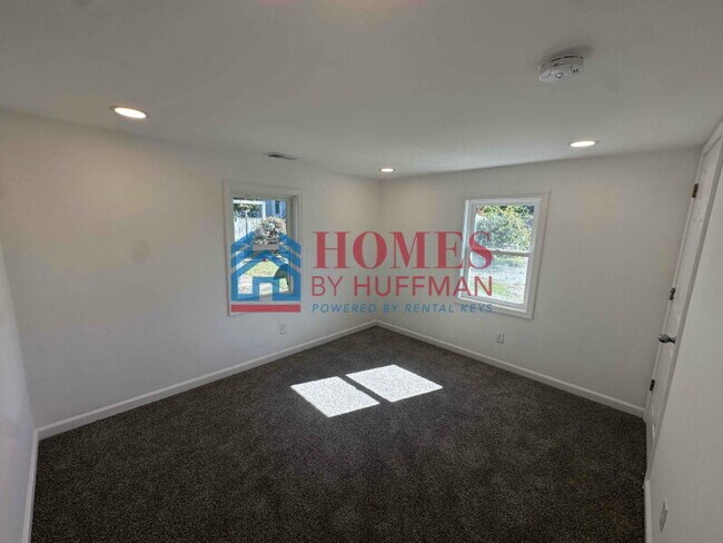 Building Photo - Two Bedroom House | Completely Updated | Move In Special