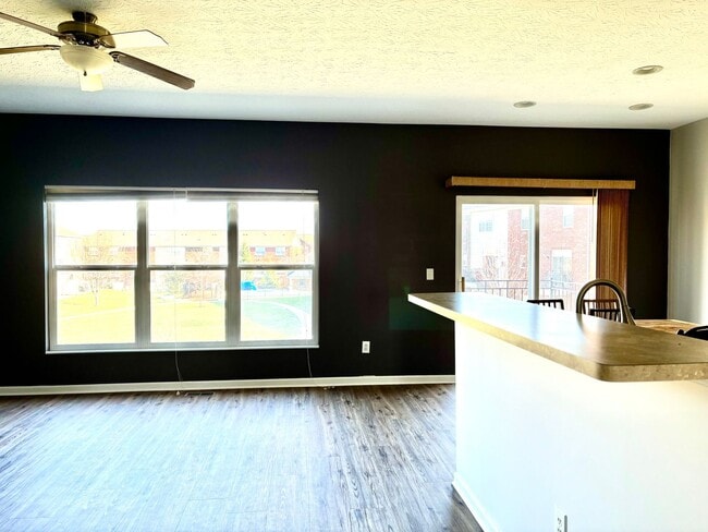 Building Photo - Don't miss out on this great 3 bed 3.5 bath townhouse with tons of amenities!