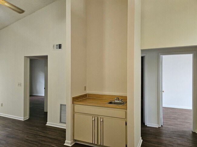 Building Photo - 2/2 - Jefferson Avenue - Newly updated