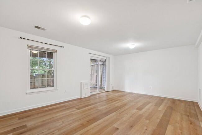 Building Photo - Great Location for schools, shopping and d...