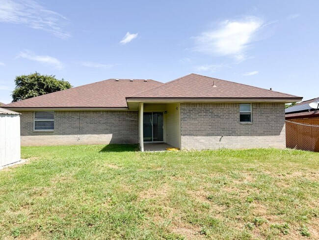 Building Photo - Available 7/21/2025 Beautiful 1 story, 4 b...