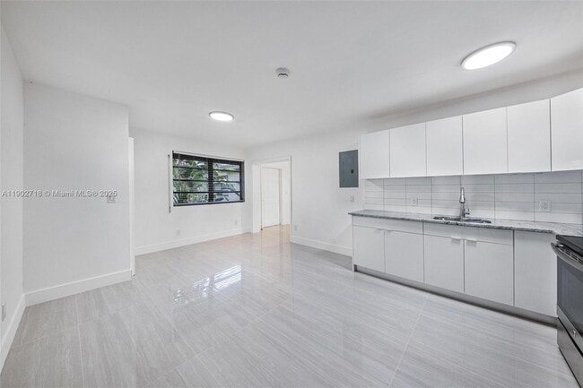 Building Photo - 1050 NE 129th St