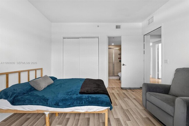 Building Photo - 15051 Royal Oaks Ln