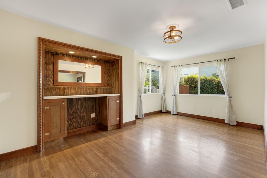 Dining room/ bar - 1168 N Westmoreland Ave