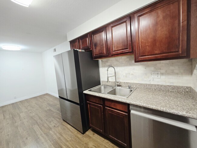 Building Photo - 5081 River Glen Dr