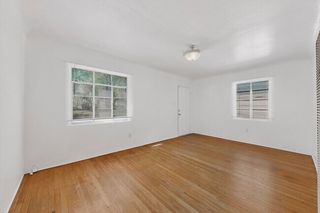 Building Photo - 1409-1409 Hazeldine Ave SE