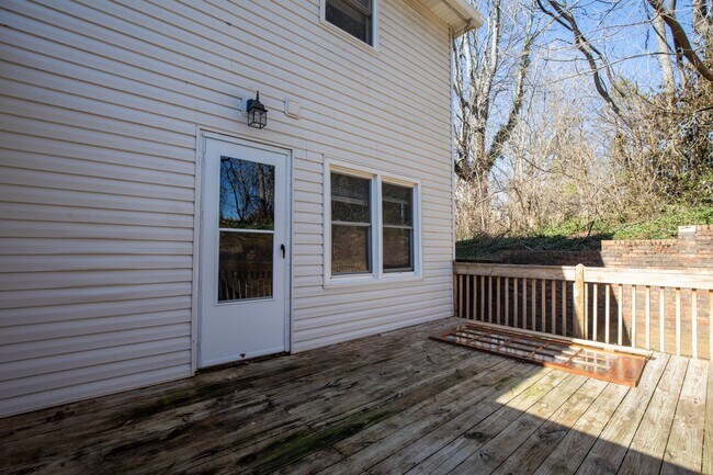 Building Photo - 3 bed 2.5 bsth