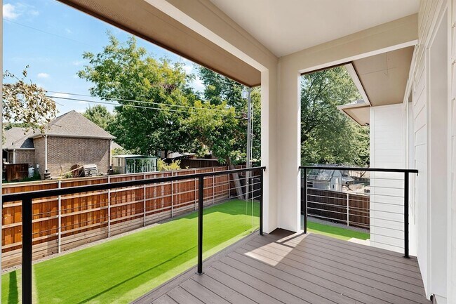 Building Photo - 1840 Highland Dr E