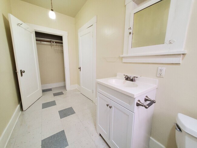 Building Photo - 442 8th St