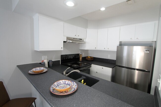Building Photo - Large one bedroom with amazing vaulted cei...