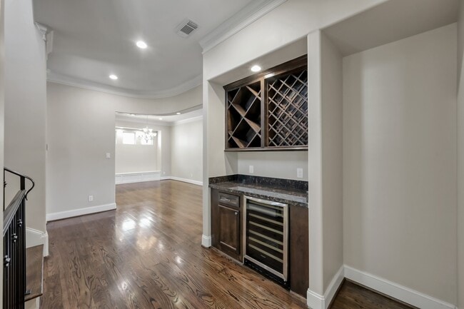 Building Photo - 2101 Elmen St