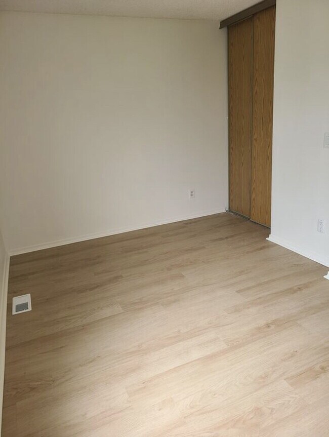 Building Photo - Wonderful 2 Bed, 1.5 Bath Townhouse with Fireplace + Community Pool