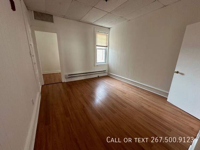 Building Photo - Spacious 3BR/1BA unit available Now.   New...