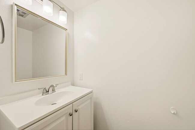 Building Photo - Remodeled 3bd/2.5bath steps from beaches, Racetrack, and Cedros Design district