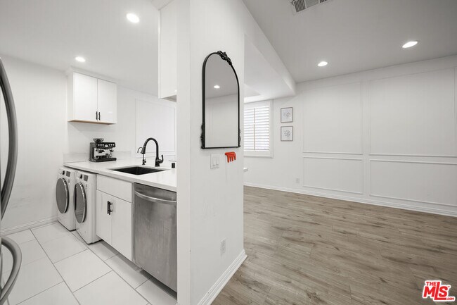 Building Photo - 812 N Hudson Ave