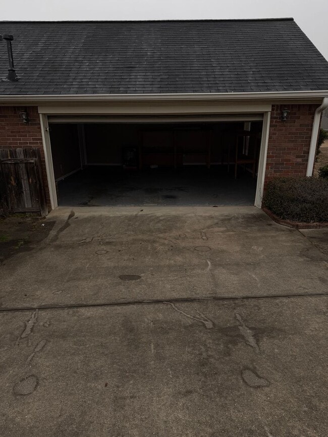 Building Photo - HOME FOR LEASE 4 BR 2 BATH RANCHSTYLE  SPLIT FLOOR PLAN AND OPEN  LARGE  FENCED BACKYARD  CONVENI...