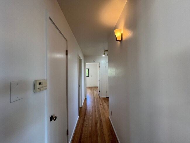 Building Photo - 420 Fairview Ln