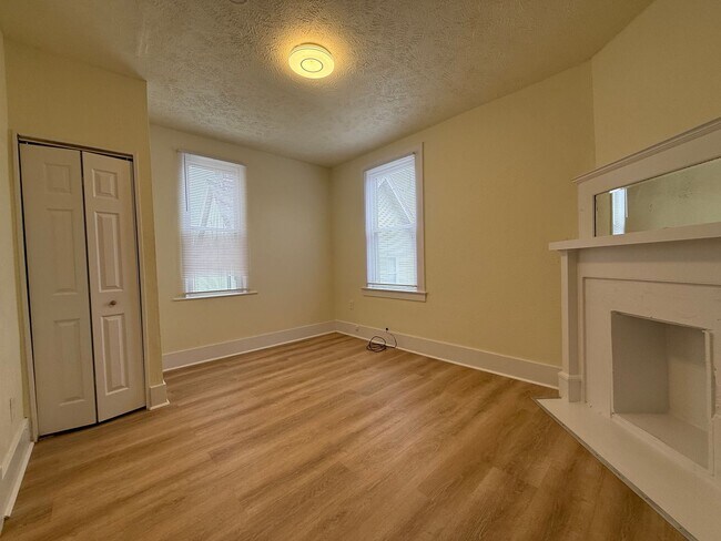 Building Photo - Updated 2 Bedroom apartment